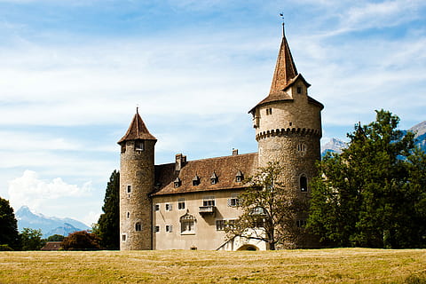 blanc, marró, concret, temple, verd, gespa, castell, edifici, torre, camp, medieval, pedra, mansió, palau, 房屋, Anglaterra, cel blau, europa, suïssa, arquitectura, estructura construïda, exterior de l'edifici, el passat, història, cel, núvol - cel, arbre, naturalesa, destinacions de viatge, viatjar, planta, vell, herba, dia, cap gent, a l'aire lliure, fletxa, 4K, CC0, domini públic, lliure de regalies