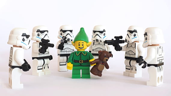 minifigurka lego, biały, powierzchnia, klocki Lego, burza, policjant, wróżka, elf, Boże Narodzenie, Miś, Niedźwiedź, pluton żołnierzy, Drużyna, gwiazda, wojna, imperium, zło, zagrożenie, grozić, ucisk, uciskać, zastraszenie, zastraszyć, tyran, odważny, odwaga, nacisk, siła, czarny, wojskowy, pistolet, mundur, zbroja, minifigurka, minifiga, Praca zespołowa, zespół, Grupa, statuetka, zabawka, otoczony, otaczać, miniaturowy, banda, przemoc, robot, reprezentacja, ludzka reprezentacja, wewnątrz, technologia, studio strzał, część maszynowa, żadnych ludzi, białe tło, maszyneria, duża grupa obiektów, nauka, męskie podobieństwo, sztuczna inteligencja, wybór, kreatywność, Plastikowy, 4K