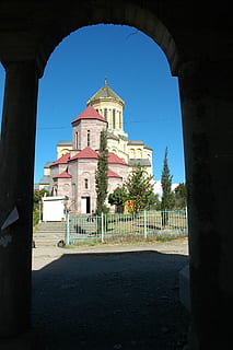 církve, struktur, Gruzie, katedrála sameba, architektura, oblouk, náboženství, stavba, Dějiny, místo uctívání, budova, exteriér budovy, nebe, Příroda, čisté nebe, víra, den, duchovno, slunečního světla, nikdo, modrý, minulost, venku, architektonický sloup, 2K, CC0, veřejná doména, bez autorských práv