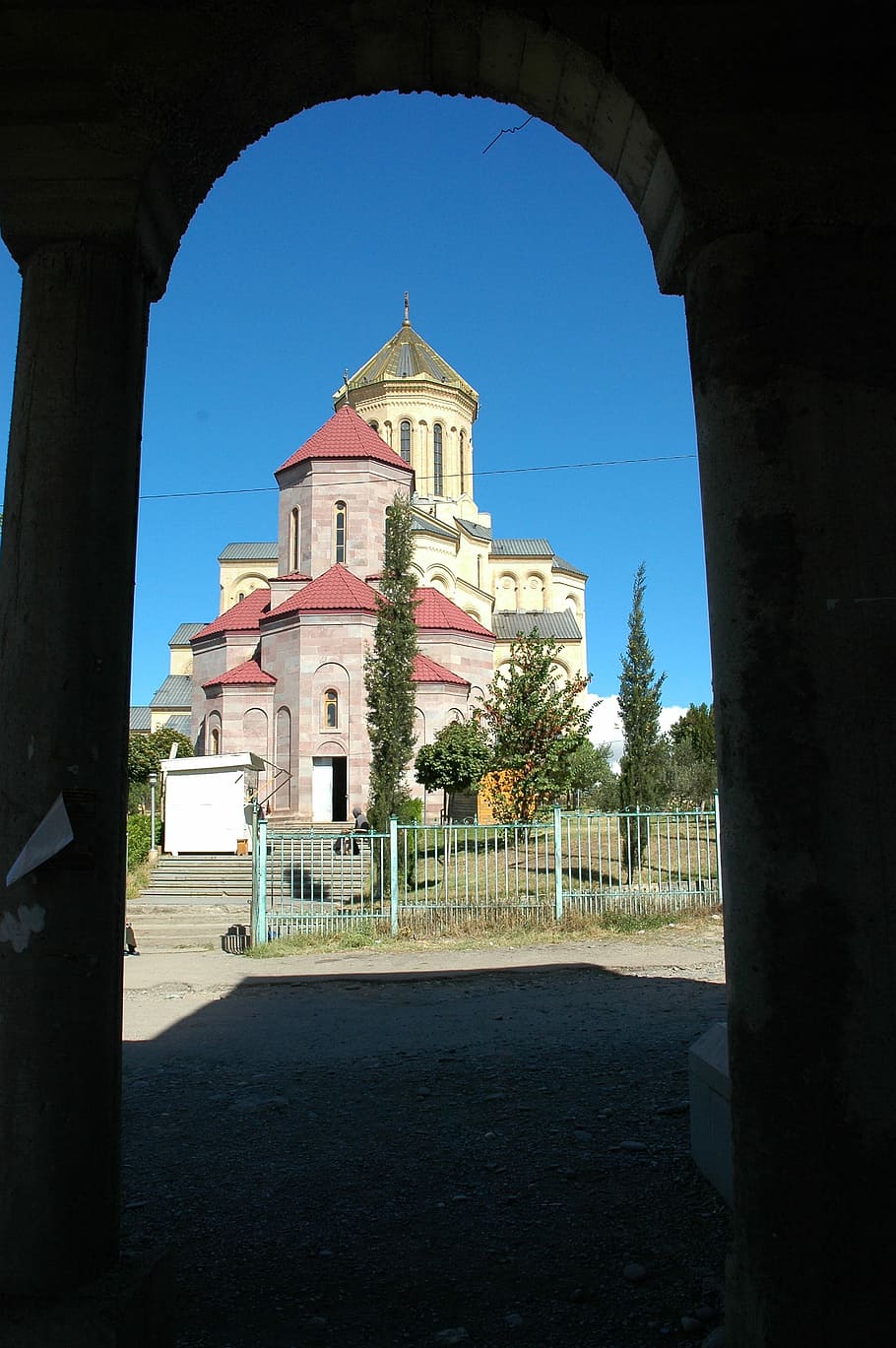 esglésies, estructures, Geòrgia, catedral de Sameba, arquitectura, arc, religió, estructura construïda, història, lloc de culte, edifici, exterior de l'edifici, cel, naturalesa, cel clar, creença, dia, espiritualitat, llum solar, cap gent, blau, el passat, a l'aire lliure, columna arquitectònica, 2K