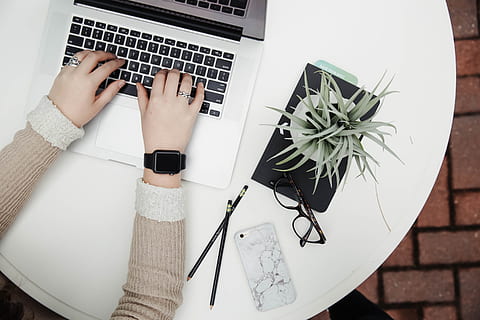 persona, utilitzant, ordinador portàtil, al costat, àloe vera, sense títol, mans, flatlay, despeses generals, escriure, MacBook, treball, portàtil, tecnologia, ordinador, una persona, tecnologia sense fils, Internet, ètnia caucàsica, adult, dones, negocis, part del cos humà, a l'interior, mà humana, gent, taula, comunicació, vista d’angle alt, connexió, mà, teclat d’ordinador, teclat, planta, planta en test, naturalesa, usant portàtil, 2K, CC0, domini públic, lliure de regalies
