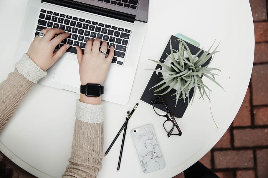 persona, utilitzant, ordinador portàtil, al costat, àloe vera, sense títol, mans, flatlay, despeses generals, escriure, MacBook, treball, portàtil, tecnologia, ordinador, una persona, tecnologia sense fils, Internet, ètnia caucàsica, adult, dones, negocis, part del cos humà, a l'interior, mà humana, gent, taula, comunicació, vista d’angle alt, connexió, mà, teclat d’ordinador, teclat, planta, planta en test, naturalesa, usant portàtil, 2K