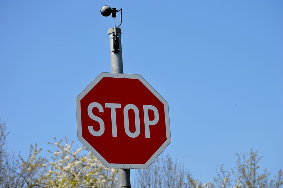 parada, escut, senyal de trànsit, càmera, warnschild, signe, senyal de stop, comunicació, text, vermell, guió occidental, cel, senyal d'advertència, naturalesa, carretera, cap gent, vista d’angle baix, lletra majúscula, dia, orientació, cel clar, blau, stop - única paraula, planta, a l'aire lliure, 5K