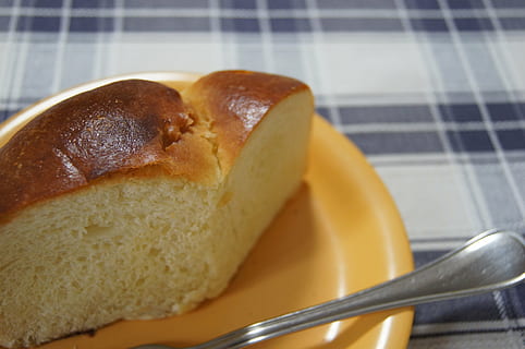 chleb, śniadanie, Dom, jedzenie, zbliżenie, jedzenie i picie, naczynie kuchenne, wewnątrz, żadnych ludzi, naczynie do jedzenia, świeżość, skupić się na pierwszym planie, martwa natura, łyżka, pieczony, Gotowy do jedzenia, wyrozumiałość, płyta, selektywne skupienie, słodkie jedzenie, stół, francuskie jedzenie, 4K, CC0, domena publiczna, darmowe zdjęcia