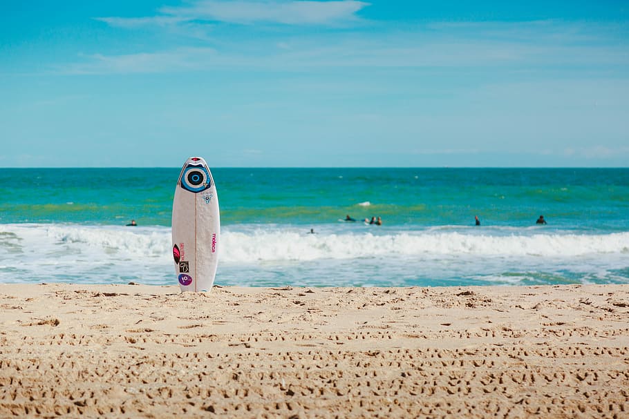 blanc, taula de surf, verticalment, de peu, vora del mar, platja, sorra, mar, oceà, aigua, terra, cel, horitzó sobre l’aigua, escenics - natura, bellesa a la natura, horitzó, naturalesa, dia, persones reals, escena no urbana, una persona, idíl·lic, a l'aire lliure, color turquesa, 5K