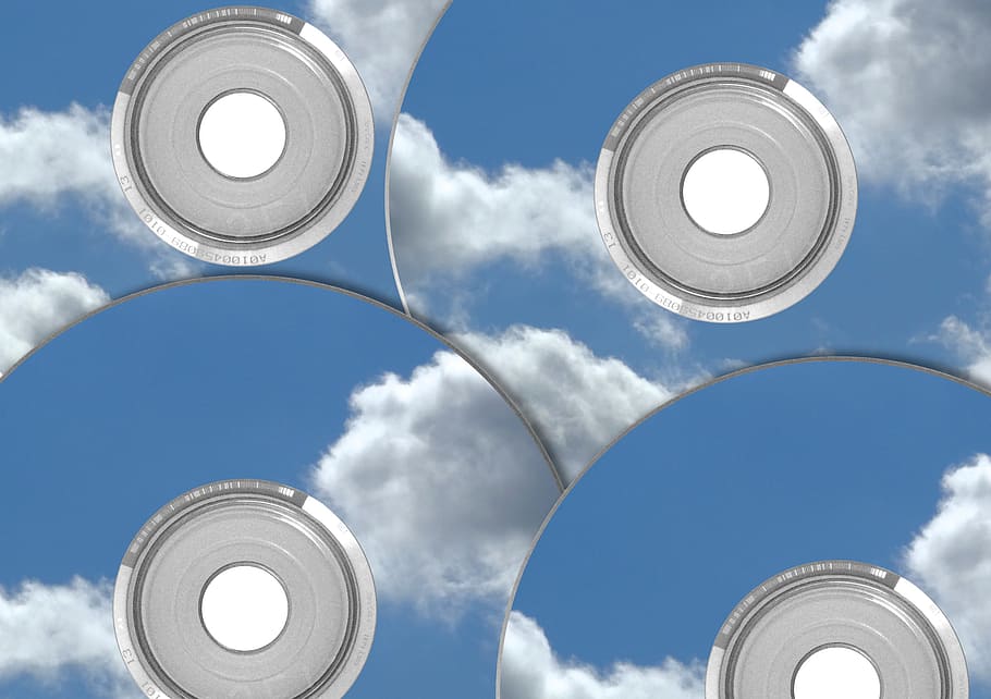 cd, dvd, núvols, cel, celestial, música, pel·lícula, digital, núvol - cel, blau, cercle, naturalesa, forma, forma geomètrica, vista d’angle baix, cap gent, cloudscape, dia, metall, a l'aire lliure, arquitectura, tecnologia, Color blanc, grup d'objectes, disseny, directament a sota, dades, compost digital, color plata, acer, 2K