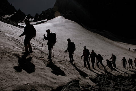 silueta, gent, caminar, desert, pic, cim, superior, sol, la soledat, alpinista, alpinisme, muntanyes, gel, glacera, senderisme, trekking, escalador, escalada en roca, cordes, arnès, protecció, escalada, paret empinada, hivern, neu, esport, acció, muntanya, a l'aire lliure, naturalesa, grup de persones, temperatura de fred, activitat d'oci, terra, persones reals, escenics - natura, estils de vida, homes, Serra, vacances, festa, viatge, dia, 4K, CC0, domini públic, lliure de regalies