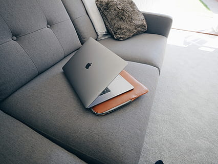 macbook d'argento, professionista, superiore, divano, minimalista, interno, minimo, Tech, Macbook Pro, macbook, in casa, mobilia, rilassamento, vista dall'alto, cuscino, stanza domestica, soggiorno, tecnologia, tecnologia wireless, comunicazione, nessuno, ripieni, grigio, confortevole, interno di casa, accogliente, stili di vita, 4K, CC0, dominio pubblico, privo di copyright