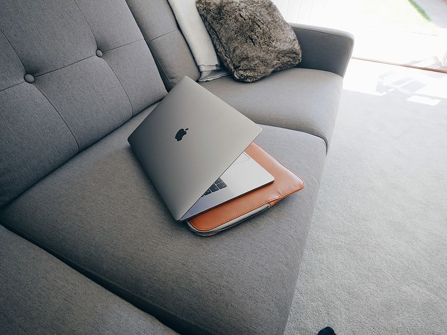 MacBook de plata, pro, superior, sofà, minimalista, interior, mínim, tecnologia, MacBook Pro, MacBook, a l'interior, mobles, relaxació, vista d’angle alt, coixí, habitació domèstica, sala d'estar, tecnologia sense fils, comunicació, cap gent, farcit, gris, còmode, interior de casa, acollidor, estils de vida, 4K
