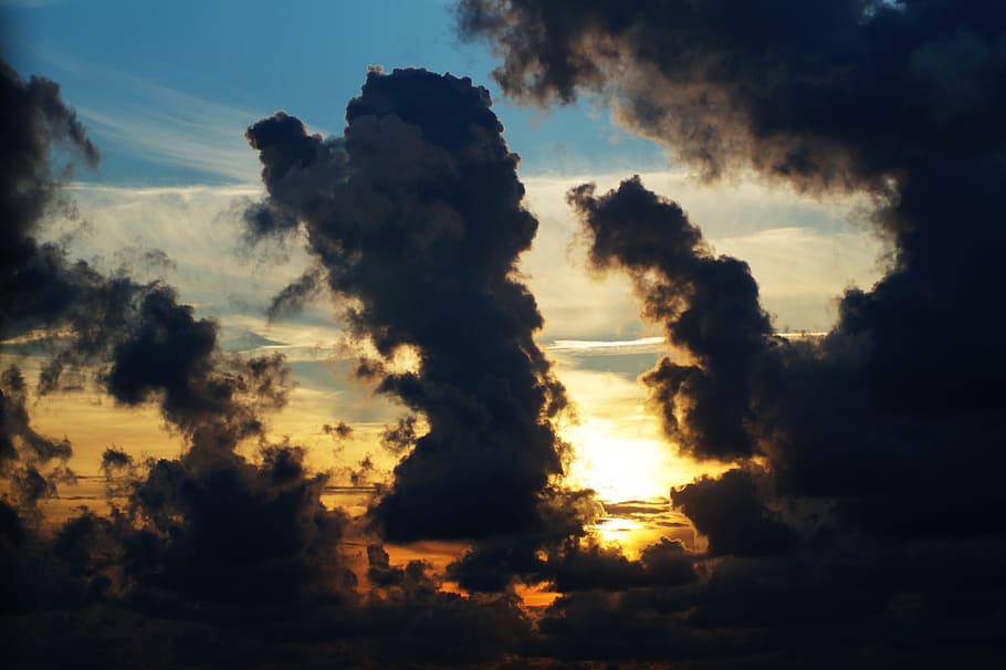 luce, paesaggio, natura, ultimi bagliori, retroilluminato, nuvole, buio, nuvole scure, luce del giorno, drammatico, crepuscolo, sera, da sopra, Paradiso, umore, all'aperto, panoramico, silhouette, cielo, sole, Alba, tramonto, tempo metereologico, nuvola - cielo, bellezza nella natura, scenics - natura, nessuno, scena tranquilla, la tranquillità, luce del sole, ambiente, Inquadratura dal basso, colore arancione, sfondi, cielo drammatico, idilliaco, scena non urbana, potere in natura, inquinamento, 5K