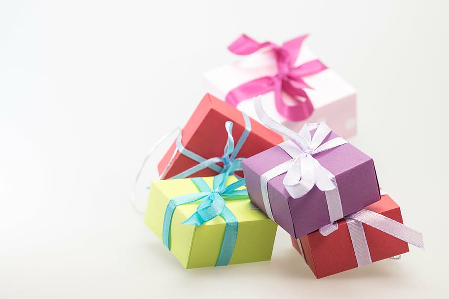 poc profund, focalitzar la fotografia, quatre, caixes de regal de colors variats, regals, paquets, fet, bucle, aniversari dels nens, bucle de paquets, Nadal, decoració de Nadal, donar, advent, embalat, envasos de regal, sorpresa, dia de la mare, aniversari, decoració, joia, colorit, color, regal, caixa-contenidor, celebració, cinta, cinta: objectes de cosir, arc, llaç de llaç, Caixa, Caixa de regal, multicolor, regal de Nadal, contenidor, tir de l'estudi, paper, grup d'objectes, regal d'aniversari, primer pla, festa, a l'interior, cap gent, paper de regal, 4K