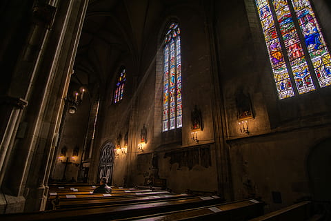 ramybė, katedros g, g., michaels, Cluj-Napoca, vyras, sėdi, viduje, katedra, Rumunija, ištirti, spindulys, šviesa, šešėlis, religija, architektūra, pastatyta struktūra, garbinimo vieta, tikėjimas, dvasingumas, šviečia, pastato išorė, pastatas, naktis, kelionės tikslai, vitražas, pew, meldžiasi, šviesos - gamtos reiškinys, stiklas, tamsus, 5K, CC0, Viešasis domenas, nemokamai