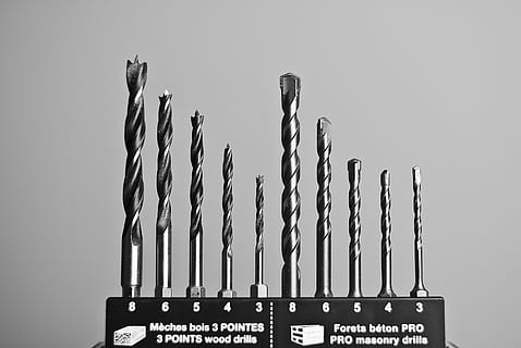 de cerca, foto, brocas, perforar, pedacitos, herramienta, construcción, industria, acero, metal, perforación, trabajo, tecnología, equipo, poder, instrumento, agudo, hardware, espiral, fijar, corte, comunicación, texto, foto de estudio, nadie, conexión, firmar, escritura occidental, adentro, negocio, datos, fondo gris, arquitectura, ciencia, gris, ley, vista de ángulo bajo, número, separar, mensaje, 2K, CC0, dominio público, libre de derechos
