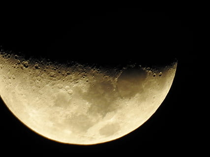 lluna, tancar, podria, astronomia, nit, superfície de la lluna, majestuós, escenics, espai, cel, Lluna planetària, bellesa a la natura, escenics - natura, tranquil·litat, cap gent, escena tranquil·la, naturalesa, fosc, còpia espai, exploració espacial, Mitja lluna, vista d’angle baix, a l'aire lliure, astrologia, espai i astronomia, llum de la lluna, 4K, CC0, domini públic, lliure de regalies