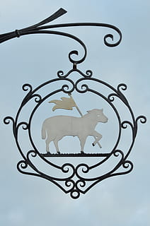 skjold, bestyrelse, får, flag, smedejern, krølle, dekoration, reklame, metal, ingen mennesker, tæt på, udendørs, dag, himmel, design, form, dyr repræsentation, repræsentation, Kunst og håndværk, dyr, natur, kreativitet, mønster, lav vinkel visning, dyre temaer, fokus på forgrunden, 4K