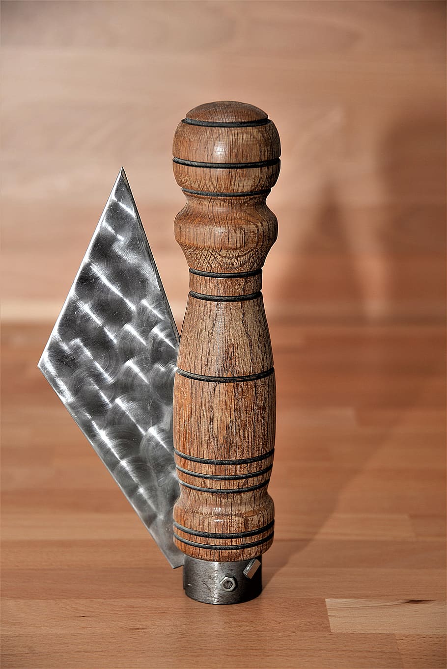marró, fusta, coctelera de condiments, taula, Jackknife, mostra l'objecte, feitl, model, taschenfeitl, material de fusta, a l'interior, natura morta, cap gent, centrar-se en primer pla, primer pla, patró, joc de taula, pila, ombra, joc, jocs d’oci, sol objecte, dos objectes, forma, metall, art i artesania, 5K