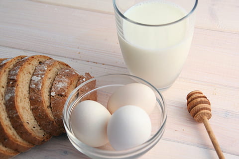 tre, bianca, uova, chiaro, ciotola di vetro, circondato, pane, latte, bicchiere, prima colazione, mangiare, cibo, cibo salutare, mangiare sano, pane integrale, gustoso, fetta di pane, salutare, cibo e bevande, freschezza, tavolo, uovo, natura morta, in casa, bere, rinfresco, benessere, prodotto caseario, nessuno, avvicinamento, attrezzature domestiche, vista dall'alto, al forno, pasto, cibo francese, tentazione, 2K, CC0, dominio pubblico, privo di copyright