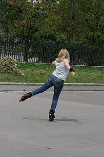 in der Reihe, Skaten, Balance, Präzision, Paris, Inline Skates, rollen, Ausdauersport, Roller Skates, Fitness, dom, in voller Länge, eine Person, Baum, echte Menschen, Legere Kleidung, Freizeitbeschäftigung, Lebensstile, Pflanze, Haar, blondes Haar, Frau, Rückansicht, Straße, Transport, Tag, Frisur, Bewegung, junge Frau, draußen, menschlicher Arm, Bein, 4K, CC0, gemeinfrei, lizenzfrei