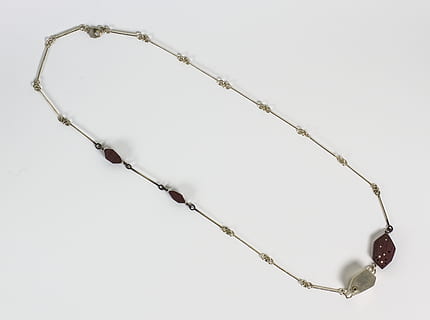 kunst, glas, metalarbejde, design, guld, farverig, vase, smykker, elegant, form, indretning, dekoration, kunst og kunsthåndværk, kunstnerisk, metal, kunstner, sølv, halskæde, træ, ingen mennesker, tæt på, lænke, dag, stilleben, natur, studio skud, vinter, høj vinkel visning, beskyttelse, udendørs, hvid farve, sikkerhed, meddelelse, hegn, kold temperatur, 2K, CC0, offentligt domæne, royaltyfrie