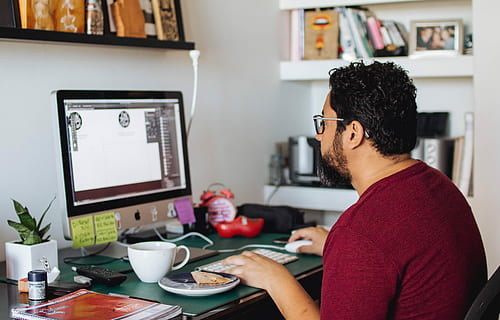 o ilustrador, homem, usando, imac de prata, computador, tecnologia, mesa, conexão, uma pessoa, tecnologia sem fio, dentro de casa, adulto, sentado, pêlos faciais, equipamentos de informática, interior de casa, caneca, comunicação, roupa casual, mobília, café, o negócio, trabalhando, monitor de computador, usando o computador, 5K, CC0, domínio público, royalty free