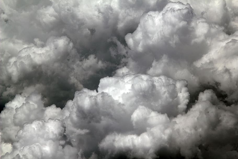 núvols nimbus, núvols, inflat, viatge, alt, volar, vol, blanc, temps, natural, cel, escènic, fred, núvols foscos, naturalesa, núvol - cel, tempesta, cloudscape, núvol, cel dramàtic, fons, meteorologia, a l'aire lliure, ominós, vent, atmosfera, núvol de tempesta, medi ambient, bellesa a la natura, pluja, humit, cap gent, cumulonimbus, fosc, pluja torrencial, clima, resum, suavitat, 5K