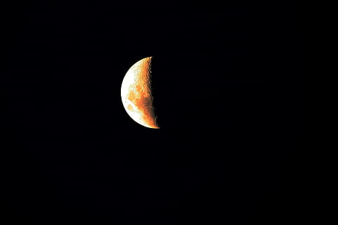 Halbmond, runden, orb, Mond, Hälfte, Topographie, rostfarben, Nacht-, Astronomie, Platz, Weltraumforschung, keine Leute, Himmel, Schönheit in der Natur, kopieren sie platz, Wissenschaft, Natur, Naturphänomen, ruhige Szene, planetarischer Mond, Szenen - Natur, Finsternis, Ruhe, draußen, idyllisch, Weltraum und Astronomie, Astrologie, schwarzer Hintergrund, Mondlicht, 2K, CC0, gemeinfrei, lizenzfrei
