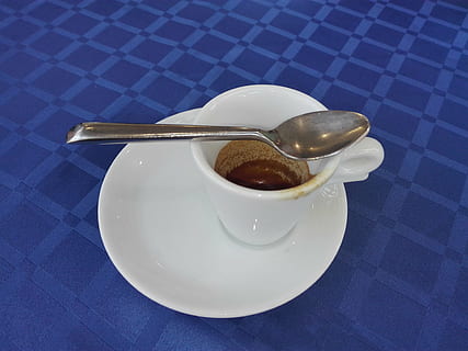 kaffe, pause, kopp, espresso, koffein, frokost, Våkn opp, drikke, aroma, kaffepause, smak, mørk, varmt, skje, spise redskap, kjøkkenredskap, mat og Drikke, krus, tallerken, kaffe kopp, kaffe - drikke, servise, forfriskning, bord, innendørs, mat, blå, høy vinkel visning, friskhet, nærbilde, sukkerbit, teskje, tekopp, 4K, CC0, offentlig domene, opphavsrett gratis