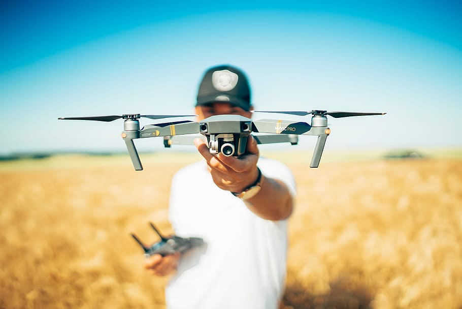 superficiale, fotografia a fuoco, quadcopter, drone quadricottero, fuco, mano, detenzione, uomo, maschio, una persona, cielo, natura, sport, giorno, campo, parte del corpo umano, pistola, arma, movimento, terra, adulto, volante, arto, luce del sole, in piedi, veicolo aereo, ritratto, all'aperto, arto umano, braccio umano, 4K