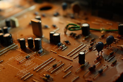 brunt kredsløbskort, teknisk, elektronik, gammel, genbrug, kobling, lodning, sprængning, isärplockad, åben, tæt på, teknologi, kredsløbsplade, udstyr, elektronikindustrien, musik, lyd mixer, kontrollere, lydudstyr, indendørs, kunstkultur og underholdning, ingen mennesker, lydoptagelsesudstyr, selektiv fokusering, musikinstrument, industri, høj vinkel visning, musikalsk udstyr, studie, lydstudie, knop, kompleksitet, blande, elektrisk udstyr, elektrisk komponent, 4K, CC0, offentligt domæne, royaltyfrie