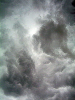 mar de núvols, fosc, núvols, cel, dramàtica, llum, temps, tempesta, ennuvolat, escena, a l'aire lliure, cloudscape, perill, crepuscle, medi ambient, gris, espiritual, meteorologia, atmosfera, canviant d'humor, núvol, foscor, grunge, núvol - cel, naturalesa, cel dramàtic, ominós, clima, blau, cel malhumorat, núvol de tempesta, pluja, fons, cap gent, bellesa a la natura, tranquil·litat, escenics - natura, vista d’angle baix, marc complet, escena tranquil·la, dia, por, 720P, CC0, domini públic, lliure de regalies