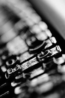 maşină de scris, tipuri, alb negru, selectiv, a închide, nici o persoana, în interior, Siguranță, industria electronică, echipament, metal, placă de circuit, Securitate, natură moartă, armă, conexiune, vedere în unghi mare, echipamente de calcul, comunicare, protecţie, tehnologie, un singur obiect, Echipament electric, 2K, CC0, domeniu public, fără drepturi de autor