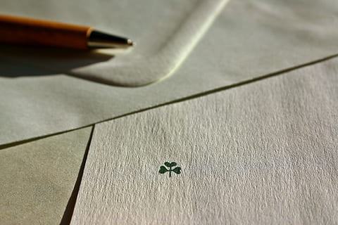baggrund, sløring, kløver, sammensætning, skrivebord, dokument, indendørs, held, heldig kløver, papir, mønster, pen, stolpe, symbol, bord, hvid, ingen mennesker, høj vinkel visning, skriveinstrument, stilleben, tæt på, fyldepen, hjerte form, Kunst og håndværk, skygge, kreativitet, blyant, fokus på forgrunden, brev, blæk, to objekter, 2K, CC0, offentligt domæne, royaltyfrie