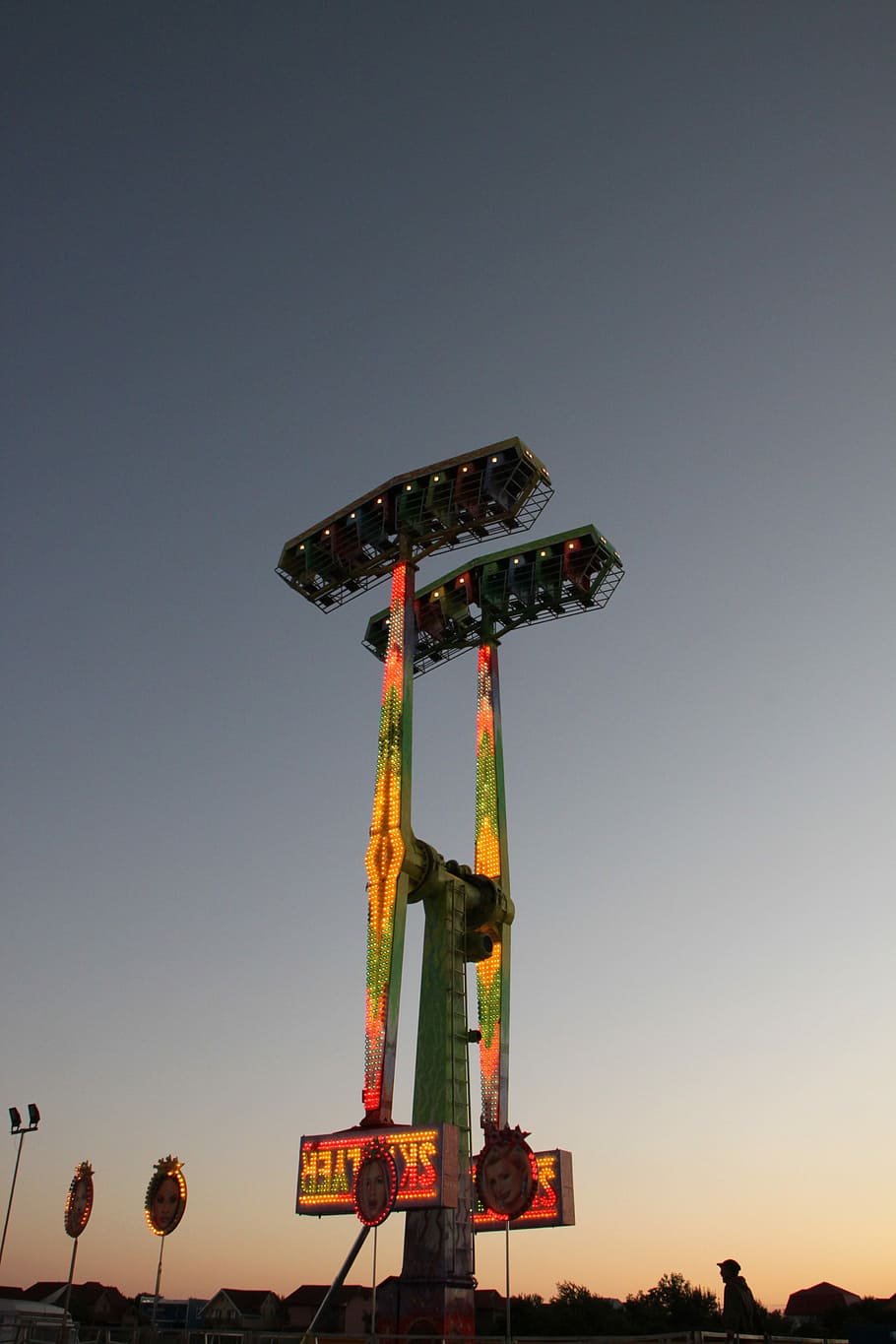 diversió, carrusel, llums, nit, parc, passeig, skyflyer, swing, festa, recreació, vista d’angle baix, a l'aire lliure, cel, cap gent, dia, plataforma de perforació, naturalesa, còpia espai, cel clar, signe, cultura i entreteniment artístic, il·luminat, comunicació, text, equips d’il·luminació, pol, Parc d'atraccions, passeig pel parc d’atraccions, senyal direccional, posta de sol, orientació, 4K
