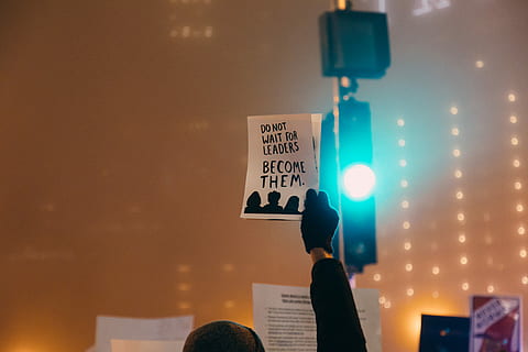 main de la personne, en portant, papier, la personne, attendre, dirigeants, devenir, livre, protestation, Mars, message, affiche, main, une personne, illuminé, la communication, adulte, Hommes, affaires, nuit, homme d'affaires, architecture, affaire d'entreprise, mâles, photo du visage, signe, partie du corps humain, portrait, à l'intérieur, mi adulte, homme d'affaire, 5K, CC0, domaine public, libre de droits
