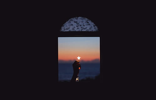 Persona, halten, Star, Fenster, Sonnenuntergang, Low-Light-Fotografie, Person, Hand, Sternenlicht, Muschelkörper, Wasser, golden, Stunde, Licht, Silhouette, Zuhause, Weg, Zukunft, Ich bin da, mir, Ich bin, Sonne, Natur, Beleuchtung, rot, Himmel, Stehen, eine Person, Erwachsene, drinnen, Seitenansicht, kopieren sie platz, Lebensstile, Freizeitbeschäftigung, in voller Länge, Frau, Nacht-, wolke - himmel, transparent, 5K, CC0, gemeinfrei, lizenzfrei