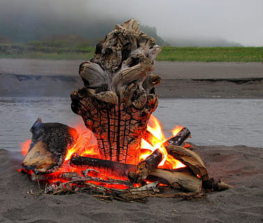 foguera, sorra, cos, aigua, gris, cel, durant el dia, koster, foc, flama, riu, platja, carbons, llenya, espurna, febre, cremant, tarda, boira, paisatge, naturalesa, calor - temperatura, foc - fenomen natural, material de fusta, fusta, registre, terra, cap gent, moviment, dia, color taronja, a l'aire lliure, 1080P, CC0, domini públic, lliure de regalies