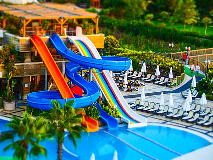 Folien, Schwimmbad, Tilt-Shift, Pflanze, Wasser, Natur, Tag, Abwesenheit, selektiver Fokus, Stuhl, keine Leute, Kunst, Kultur und Unterhaltung, leeren, Blau, draußen, Wachstum, Park, mehrfarbig, Sitz, 2K, CC0, gemeinfrei, lizenzfrei