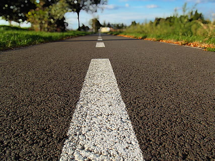 rendah, sudut pandang, liner jalan, jalan, makro, musim panas, garis-garis, aspal, arah, angkutan, menandai, Rambu jalan, jalan lurus, simbol, tanda, tidak ada orang, hari, tingkat permukaan, perspektif yang berkurang, alam, jalan kosong, di luar rumah, titik hilang, fokus pada latar depan, pohon, menanam, garis pemisah, kerikil, 4K, CC0, domain publik, bebas royalti