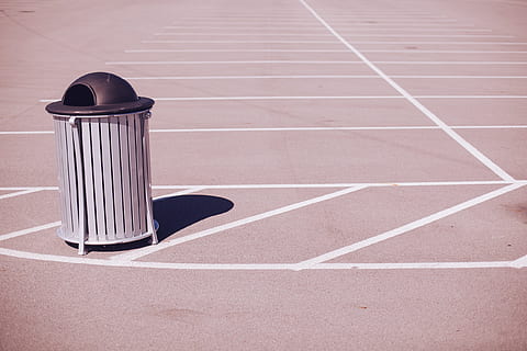 grau, schwarz, Mülleimer, Müll, Papierkorb, Behälter, draußen, Öffentlichkeit, Abfall, können, Ökologie, Umgebung, Rennstrecke, Leichtathletik, Tag, keine Leute, Schatten, High Angle View, Sport, Sportstrecke, Sonnenlicht, leeren, Abwesenheit, Natur, Unfälle und Katastrophen, Muster, Stadt, Wettbewerb, Nahansicht, Tasse, 2K, CC0, gemeinfrei, lizenzfrei