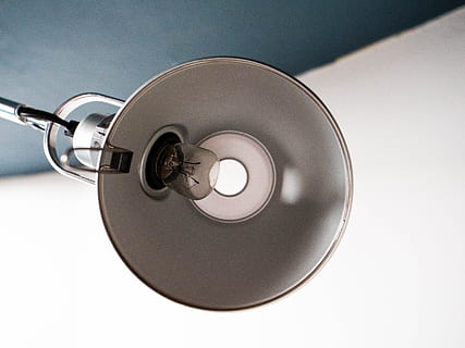 trasformato, bianca, lampada, chiaro, lampadina, lampada da tavolo grigia, da vicino la fotografia, luce, tecnologia, attrezzatura, dati, avvicinamento, nessuno, singolo oggetto, DVD, direttamente sopra, girato in studio, sfondo bianco, in casa, metallo, musica, natura morta, cerchio, tavolo, protezione, forma geometrica, sicurezza, cultura artistica e intrattenimento, ritagliare, rumore, acciaio, lega, color argento, 5K, CC0, dominio pubblico, privo di copyright