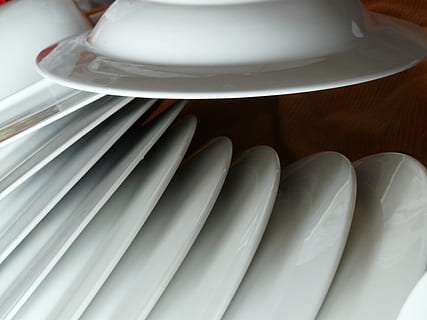 plade, bordservice, plade stabel, stak, porcelæn, hvid, spise, tæt på, indendørs, ingen mennesker, køkkenredskaber, høj vinkel visning, husholdningsudstyr, kop, ekstrem nærbillede, keramik, hvid farve, skinnende, stilleben, underkop, livsstil, 2K, CC0, offentligt domæne, royaltyfrie