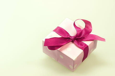 rosado, blanco, caja de regalo de lunares, cinta, regalo, hecho, sorpresa, lazo, Navidad, festival, Decoración navideña, embalaje, saludos, compras de Navidad, cumpleaños, paquete, Feliz Navidad, adviento, consumir, dar, decoración, regalos, lleno, embalaje de regalo, caja - contenedor, celebracion, rojo, arco, cinta - artículo de costura, caja, lazo atado, foto de estudio, caja de regalo, papel, envase, papel de regalo, adentro, separar, aniversario, copia espacio, nadie, púrpura, 4K, CC0, dominio público, libre de derechos