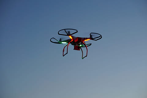schwarz, rot, Kameradrohne, Luft, Drohne, dji, Phantom, Quadcopter, Hubschrauber, Feld, Landwirtschaft, Kitz, Suche, fliegen, dom, Spielzeuge, Spaß, Höhe, Flug, in dem, Mais, Weizen, Wolken, Dämmerung, Actioncam, Action-Kamera, Foto, Fotografie, Video, Propeller, Drohnen, basteln, Bastler, Freizeit, Hobby, Modell-, Modellflugzeug, Modell Spielzeug, Innovation, Trend, Himmel, wirbellos, Insekt, Tierthemen, Tierwelt, Natur, Tier, keine Leute, Tiere in freier Wildbahn, ein Tier, klarer Himmel, kopieren sie platz, Gliederfüßer, Blau, Flachwinkelansicht, Tag, fliegend, draußen, Spinnentier, Spinne, 5K, CC0, gemeinfrei, lizenzfrei