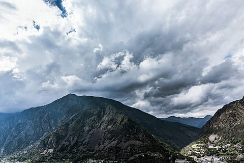 časosběrné fotografie, mraky, hora, hory, zataženo, nebe, během dne, mrak, údolí, strom, Příroda, krajina, moutain, turistika, venkovní, vallée, pyrenee, andorra, nuage, mrak - nebe, pohoří, scenics - příroda, krása v přírodě, životní prostředí, mimoměstské scény, nikdo, klid, den, venku, idylický, přistát, klidné scény, zatažený, fyzická geografie, horský vrchol, horský hřeben, 5K, CC0, veřejná doména, bez autorských práv