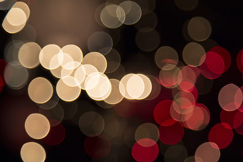 brouiller, concentrer, lumières, nuit, bokeh, noir, Lumières brouillées, ville, ville la nuit, soir, distance, focal, bleu, illuminé, défocalisé, abstrait, matériel d'éclairage, cercle, Forme géométrique, modèle, embrasé, arrière-plans, personne, forme, sphère, fête, vacances, Noël, lumière - phénomène naturel, mouvement flou, mouvement, décoration, couleurs éclatantes, fond noir, lumière, froussard, effet texturé, brillant, fortement éclairé, reflet, 5K, CC0, domaine public, libre de droits