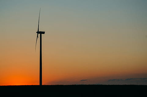 silueta de molino de viento, foto, molino, silueta, puesta de sol, oscuridad, cielo, naranja, paisaje, energía alternativa, energía eólica, turbina eólica, conservación del medio ambiente, generación de combustible y energía, energía renovable, tecnología, color naranja, belleza en la naturaleza, ambiente, turbina, paisajes - naturaleza, naturaleza, nadie, tierra, tranquilidad, recursos sustentables, al aire libre, cielo romantico, poder en la naturaleza, 5K, CC0, dominio público, libre de derechos
