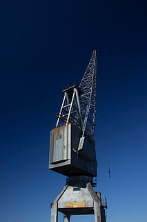 foto, grigio, sollevatore di utilità, utilità, sollevatore, gru - macchine edili, industria, attrezzatura, cielo, blu, industria di costruzioni, macchinario, tecnologia, acciaio, attività commerciale, Torre, Inquadratura dal basso, cielo sereno, nessuno, struttura costruita, architettura, natura, all'aperto, copia spazio, giorno, metallo, sito di costruzione, comunicazione, macchine da cantiere, attrezzatura da costruzione, comunicazioni globali, 5K, CC0, dominio pubblico, privo di copyright