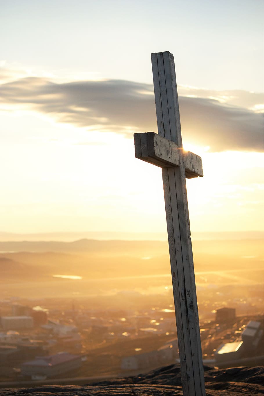 creu, posta de sol, núvols, raigs del sol, cel, cristià, llum, religió, fe, crucifix, espiritual, simbòlic, brillar, brillant, cristianisme, espiritualitat, Jesucrist, catolicisme, Pasqua, forma de creu, Déu, resurrecció, Església, resant, núvol - cel, bon divendres, esperança, cap gent, bellesa a la natura, color taronja, naturalesa, creença, sol, material de fusta, escenics - natura, tranquil·litat, llum solar, a l'aire lliure, escena tranquil·la, terra, post de fusta, 4K