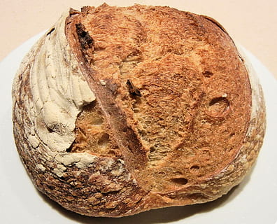 Brunt brød, sur dejen, rustik, brød, bagt, mad, mad og drikke, indendørs, klar til at spise, tæt på, friskhed, stilleben, ingen mennesker, velvære, plade, sund kost, høj vinkel visning, bord, portionsstørrelse, Brun, skive, enkelt objekt, direkte over, 2K, CC0, offentligt domæne, royaltyfrie
