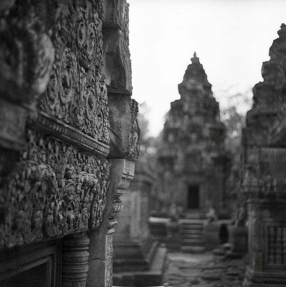 fotografia en escala de grisos, referència, arquitectura, edifici, infraestructura, estructura, establiment, blanc i negre, monocroma, asia, construcció de temples, hinduisme, budisme, cultures, religió, espiritualitat, lloc famós, Índia, antic, estructura construïda, creença, lloc de culte, exterior de l'edifici, centrar-se en primer pla, cap gent, història, el passat, destinacions de viatge, artesania, dia, enfocament selectiu, talla - producte artesanal, civilització antiga, ornamentat, talla, 2K